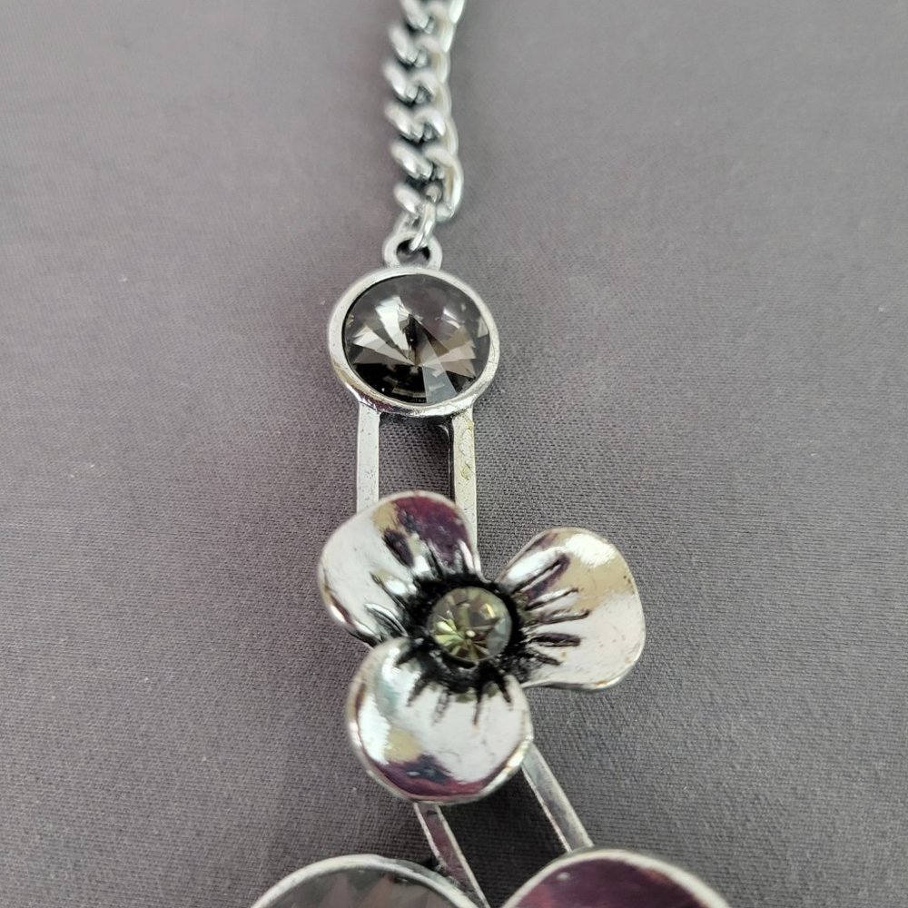 Chunky Silver Flower & Faceted Gray Rhinestone Necklace - Picture 7 of 12